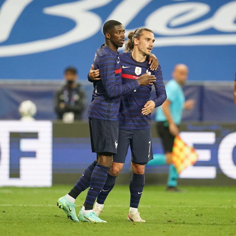 Benzema hỏng phạt đền, Pháp vẫn dễ dàng đè bẹp xứ Wales
