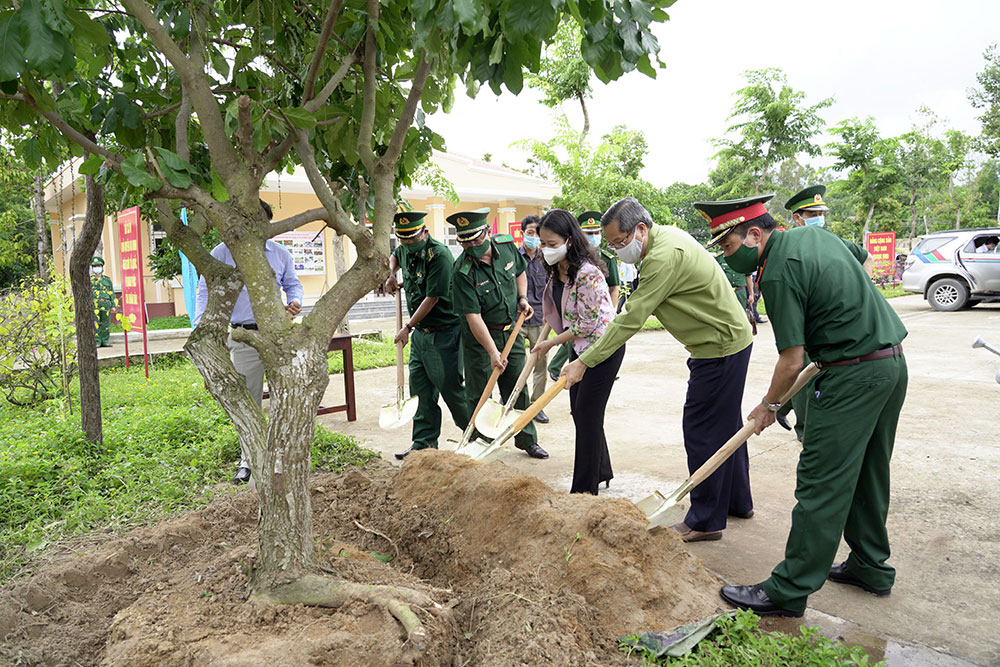 Phó Chủ tịch nước Cộng hòa Xã hội Chủ nghĩa Việt Nam Võ Thị Ánh Xuân thăm, kiểm tra, động viên lực lượng làm nhiệm vụ bảo vệ biên giới và phòng, chống dịch bệnh COVID-19 tại tỉnh An Giang
