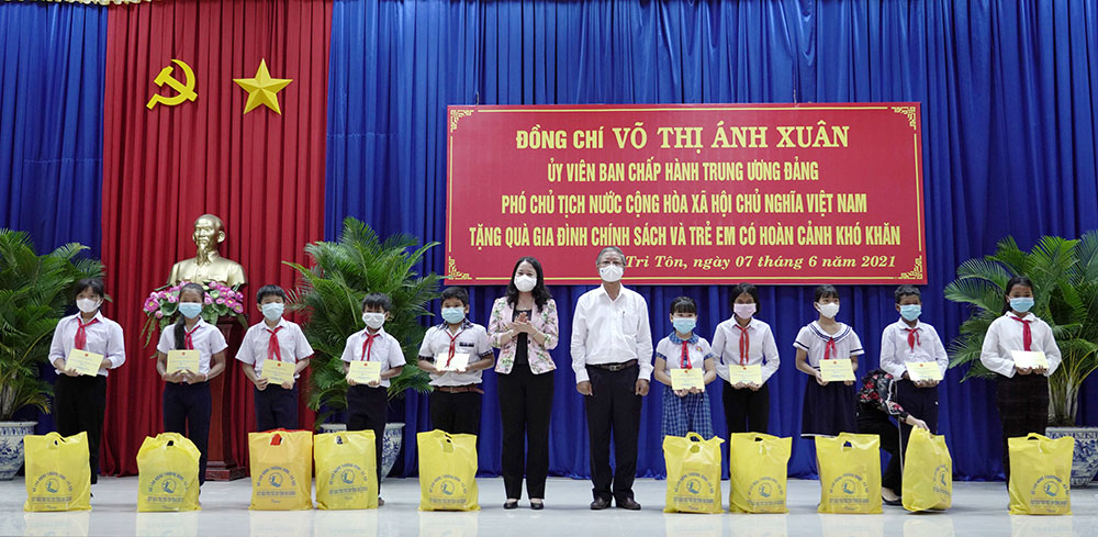 Phó Chủ tịch nước Cộng hòa Xã hội Chủ nghĩa Việt Nam Võ Thị Ánh Xuân thăm, kiểm tra, động viên lực lượng làm nhiệm vụ bảo vệ biên giới và phòng, chống dịch bệnh COVID-19 tại tỉnh An Giang