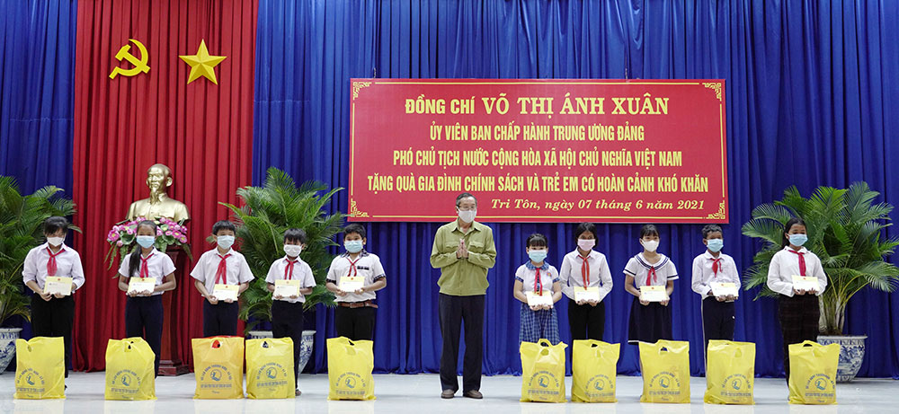 Phó Chủ tịch nước Cộng hòa Xã hội Chủ nghĩa Việt Nam Võ Thị Ánh Xuân thăm, kiểm tra, động viên lực lượng làm nhiệm vụ bảo vệ biên giới và phòng, chống dịch bệnh COVID-19 tại tỉnh An Giang