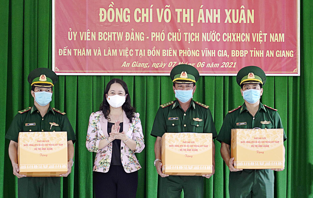 Phó Chủ tịch nước Cộng hòa Xã hội Chủ nghĩa Việt Nam Võ Thị Ánh Xuân thăm, kiểm tra, động viên lực lượng làm nhiệm vụ bảo vệ biên giới và phòng, chống dịch bệnh COVID-19 tại tỉnh An Giang