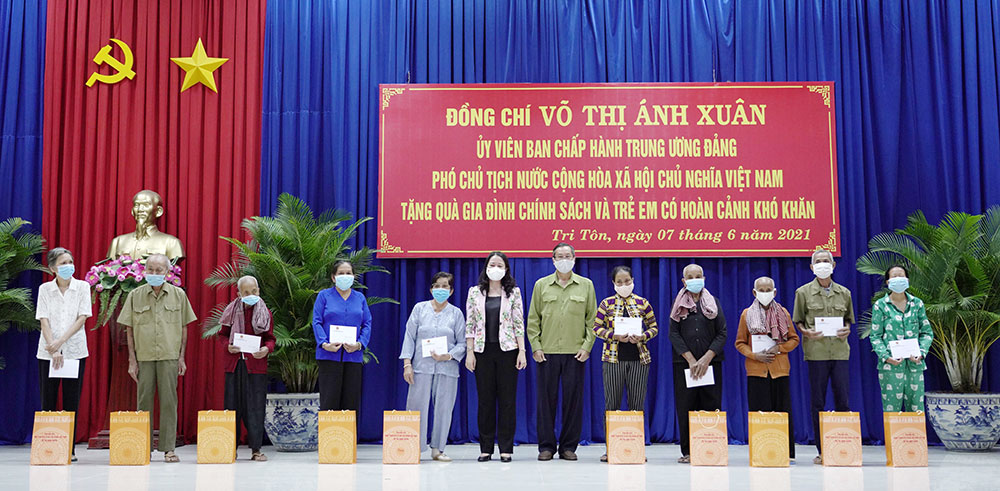 Phó Chủ tịch nước Cộng hòa Xã hội Chủ nghĩa Việt Nam Võ Thị Ánh Xuân thăm, kiểm tra, động viên lực lượng làm nhiệm vụ bảo vệ biên giới và phòng, chống dịch bệnh COVID-19 tại tỉnh An Giang