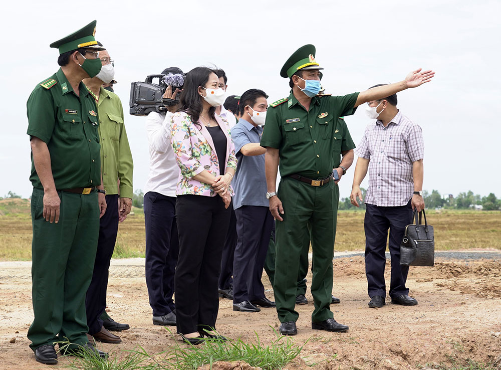 Phó Chủ tịch nước Cộng hòa Xã hội Chủ nghĩa Việt Nam Võ Thị Ánh Xuân thăm, kiểm tra, động viên lực lượng làm nhiệm vụ bảo vệ biên giới và phòng, chống dịch bệnh COVID-19 tại tỉnh An Giang
