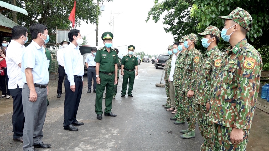 Phó Chủ tịch UBND tỉnh An Giang Lê Văn Phước kiểm tra công tác phòng, chống dịch bệnh COVID-19 tại 2 huyện biên giới Tri Tôn và Tịnh Biên