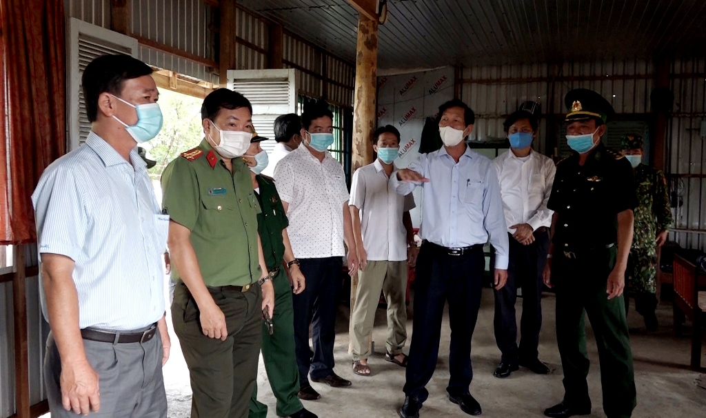 Phó Chủ tịch UBND tỉnh An Giang Lê Văn Phước kiểm tra công tác phòng, chống dịch bệnh COVID-19 tại 2 huyện biên giới Tri Tôn và Tịnh Biên