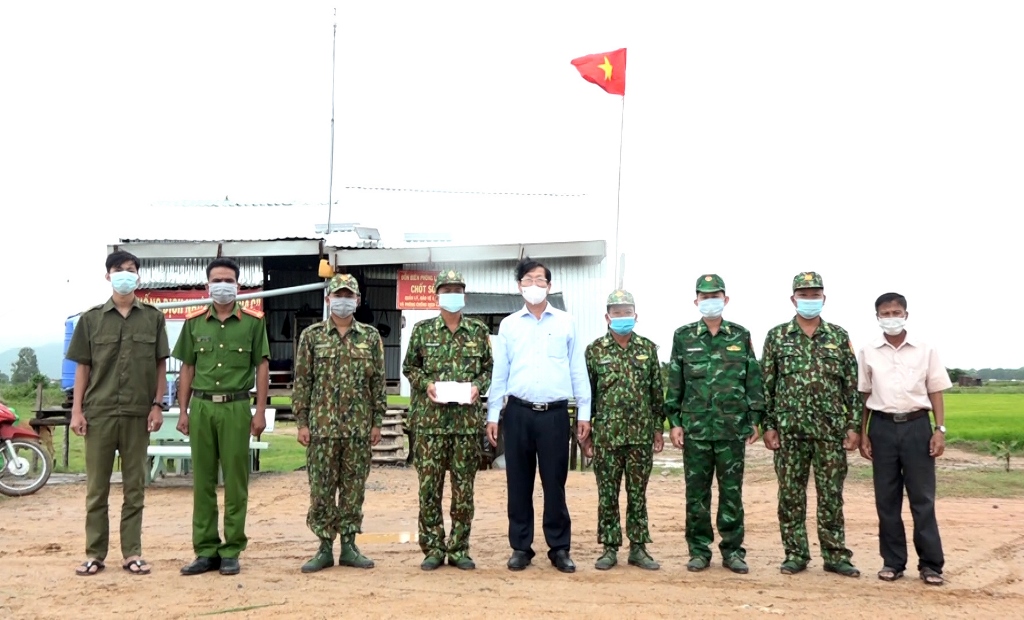 Phó Chủ tịch UBND tỉnh An Giang Lê Văn Phước kiểm tra công tác phòng, chống dịch bệnh COVID-19 tại 2 huyện biên giới Tri Tôn và Tịnh Biên