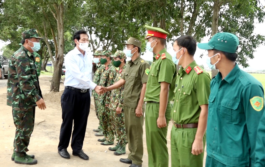 Phó Chủ tịch UBND tỉnh An Giang Lê Văn Phước kiểm tra công tác phòng, chống dịch bệnh COVID-19 tại 2 huyện biên giới Tri Tôn và Tịnh Biên