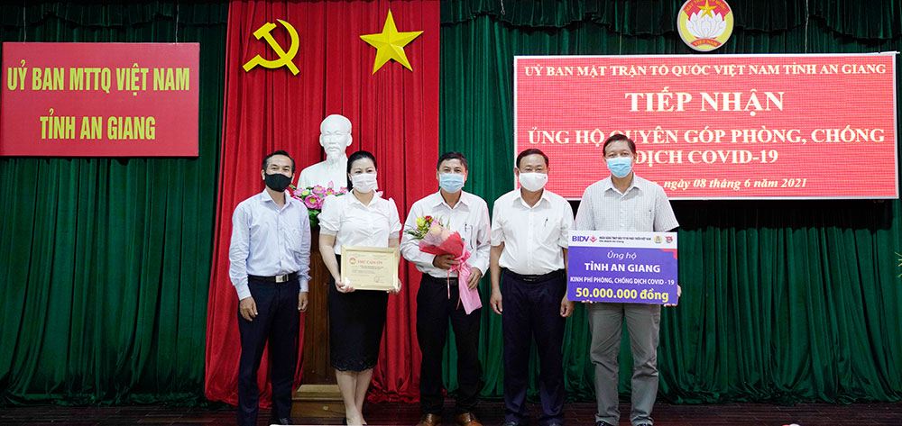 BIDV chi nhánh An Giang ủng hộ quỹ Phòng, chống chống dịch bệnh COVID-19 tỉnh 50 triệu đồng