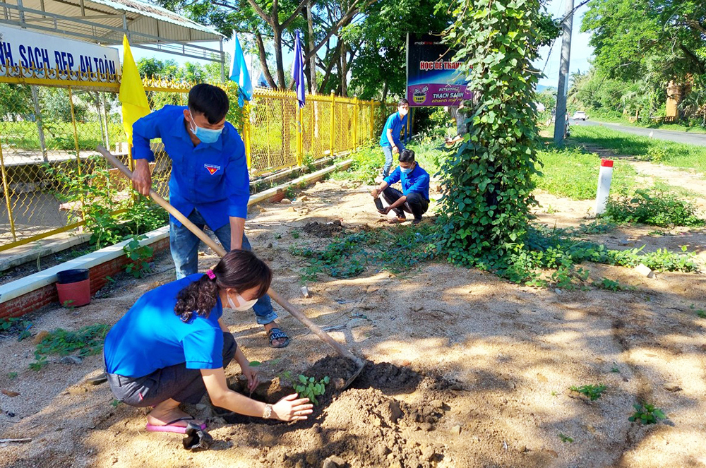 “Hai vai” Bí thư Đoàn cấp xã kiêm Chính trị viên phó
