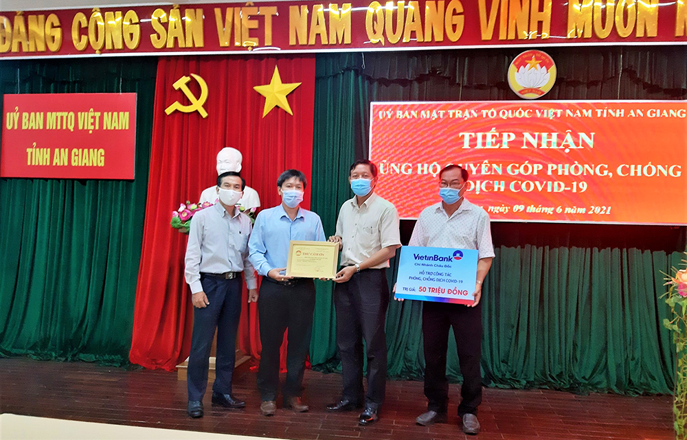 UBMTTQVN tỉnh An Giang tiếp nhận tiền ủng hộ quỹ Phòng, chống dịch bệnh COVID-19 của nhiều đơn vị