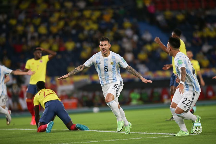 Messi bị khóa chặt, Argentina đánh rơi chiến thắng ở phút 94