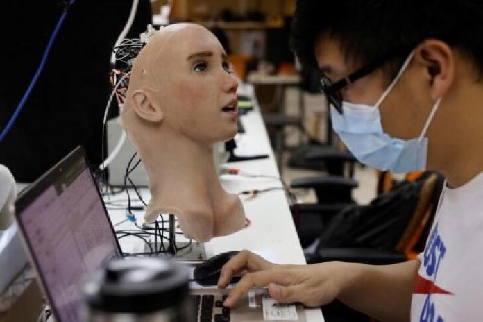 Ra mắt robot y tá mới, là 'em gái' của người máy Sophia
