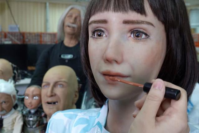Ra mắt robot y tá mới, là 'em gái' của người máy Sophia