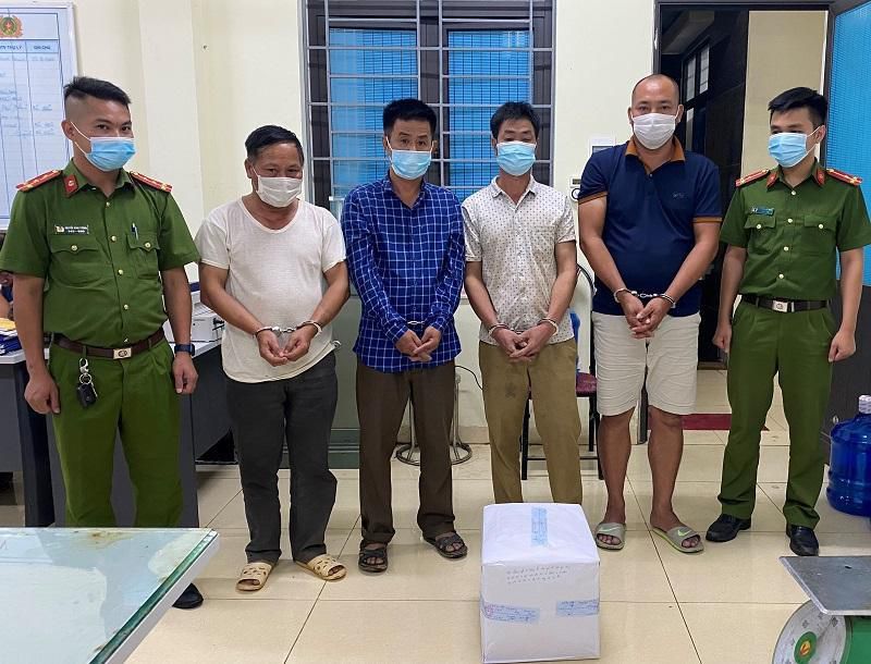 Bắt quả tang 4 đối tượng vận chuyển xương động vật quý hiếm