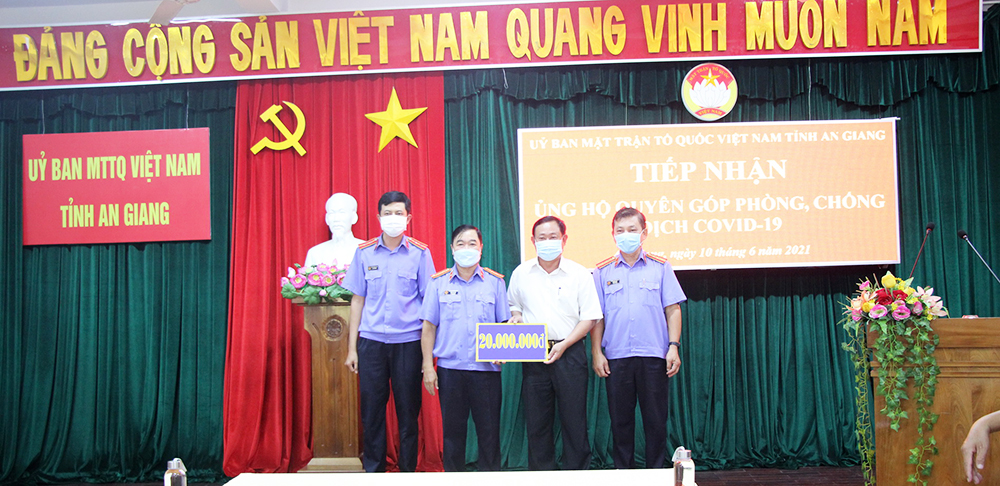 Công ty TNHH MTV Xăng dầu An Giang đóng góp quỹ Vaccine phòng COVID-19 tỉnh 800 triệu đồng