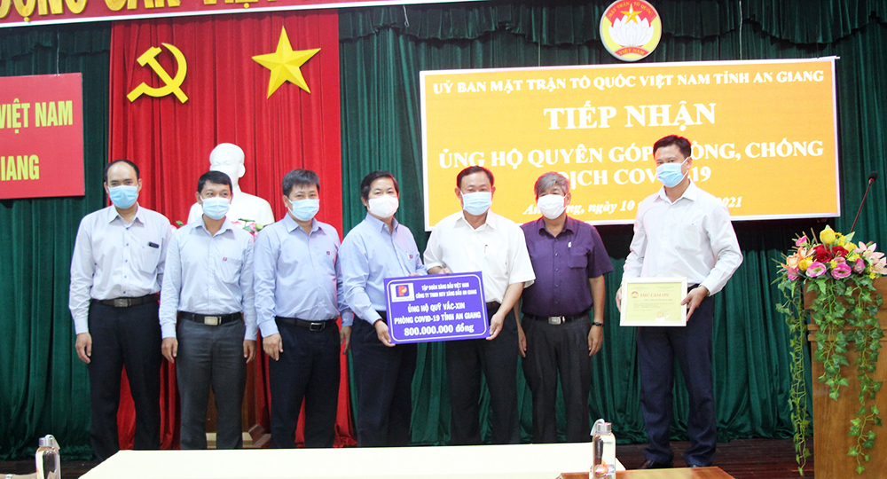 Công ty TNHH MTV Xăng dầu An Giang đóng góp quỹ Vaccine phòng COVID-19 tỉnh 800 triệu đồng