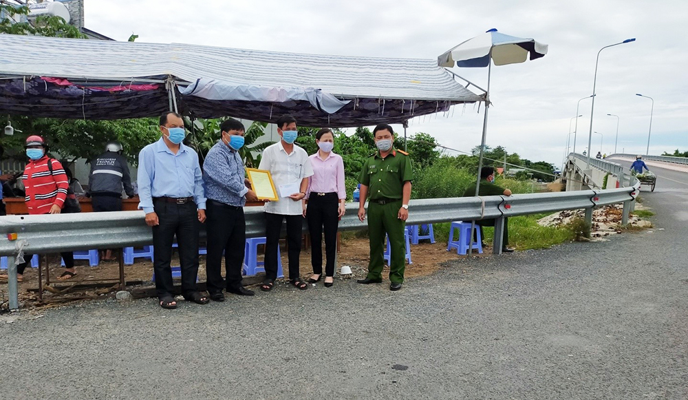 Ngân hàng Chính sách xã hội tỉnh An Giang tặng quà chốt kiểm dịch huyện Phú Tân
