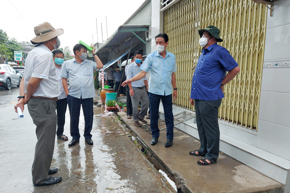Chủ tịch UBND tỉnh An Giang Nguyễn Thanh Bình khảo sát, chỉ đạo xử lý khắc phục sạt lở Tỉnh lộ 946