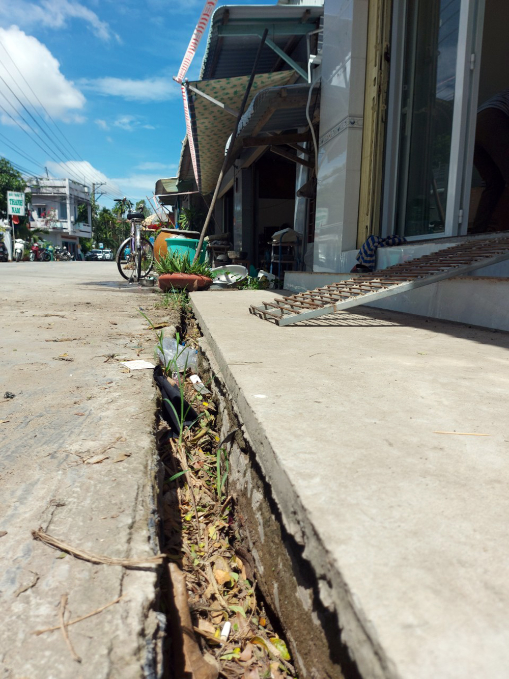 Chủ tịch UBND tỉnh An Giang Nguyễn Thanh Bình khảo sát, chỉ đạo xử lý khắc phục sạt lở Tỉnh lộ 946