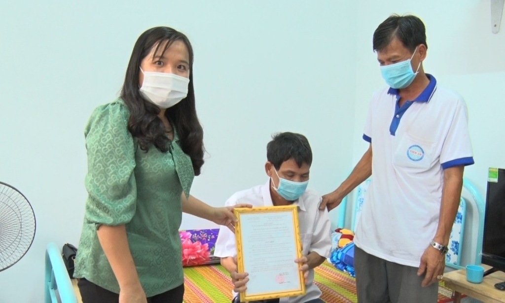 Trao nhà Đại đoàn kết cho 2 hộ cận nghèo ở phường Mỹ Phước