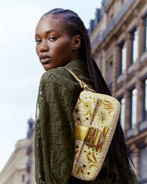 Fendi tái tạo lại chiếc túi Baguettes huyền thoại cho mùa hè 2021