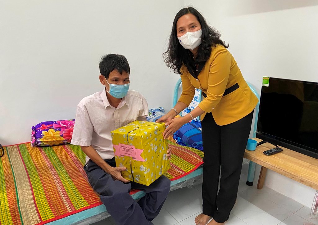 Trao nhà Đại đoàn kết cho 2 hộ cận nghèo ở phường Mỹ Phước