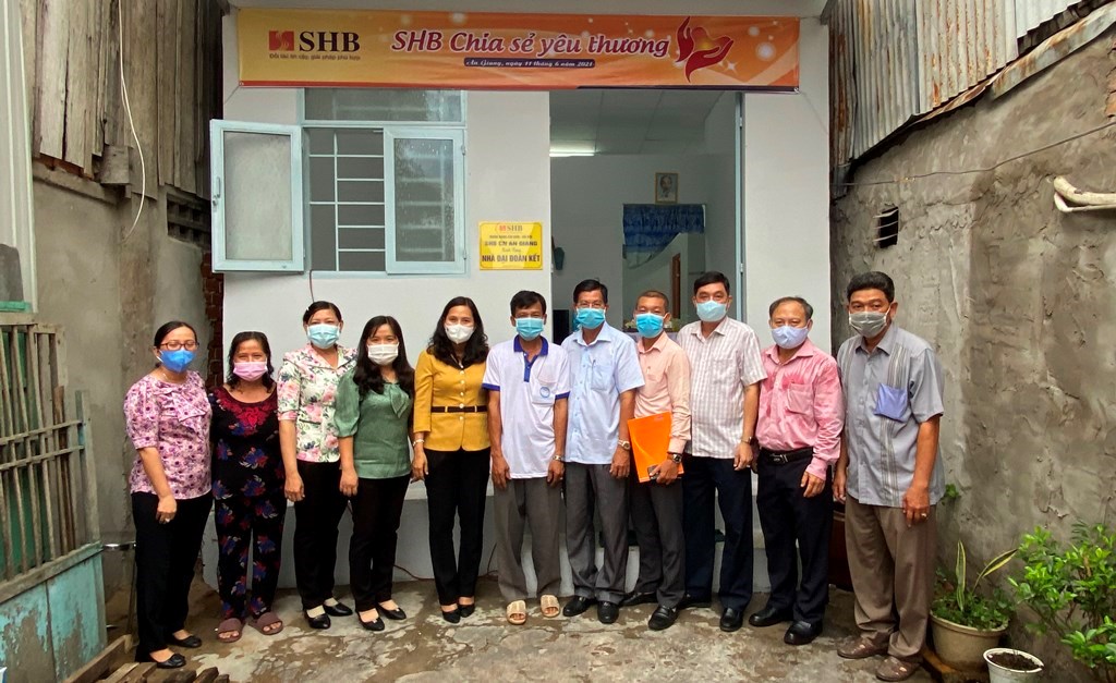 Trao nhà Đại đoàn kết cho 2 hộ cận nghèo ở phường Mỹ Phước