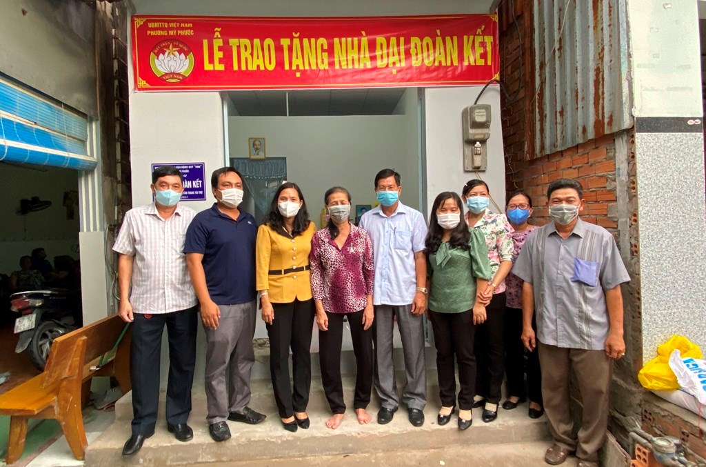 Trao nhà Đại đoàn kết cho 2 hộ cận nghèo ở phường Mỹ Phước