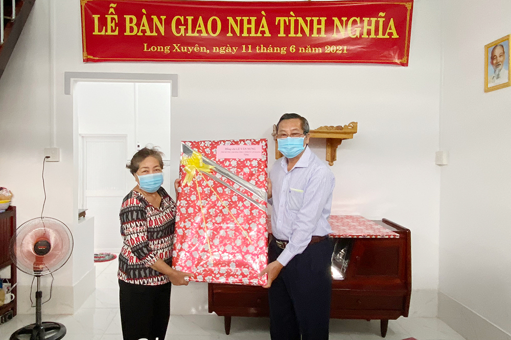 Trao nhà Tình nghĩa cho người hoạt động kháng chiến bị nhiễm chất độc hóa học