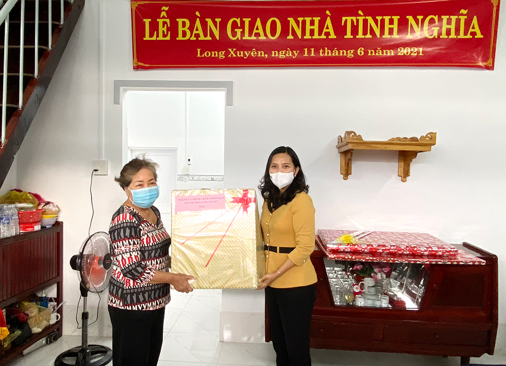 Trao nhà Tình nghĩa cho người hoạt động kháng chiến bị nhiễm chất độc hóa học