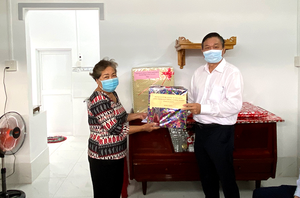 Trao nhà Tình nghĩa cho người hoạt động kháng chiến bị nhiễm chất độc hóa học