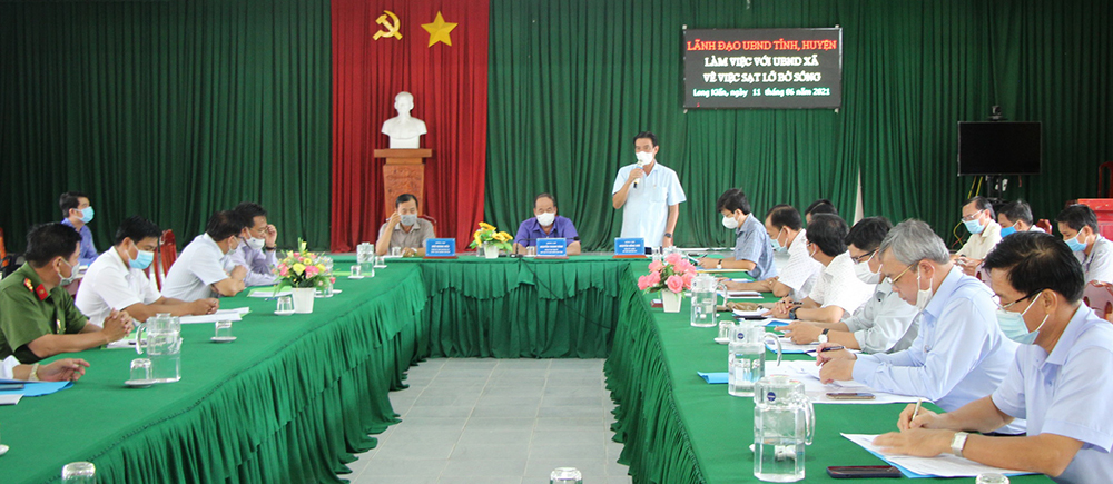 Chủ tịch UBND tỉnh An Giang Nguyễn Thanh Bình khảo sát, chỉ đạo xử lý khắc phục sạt lở Tỉnh lộ 946