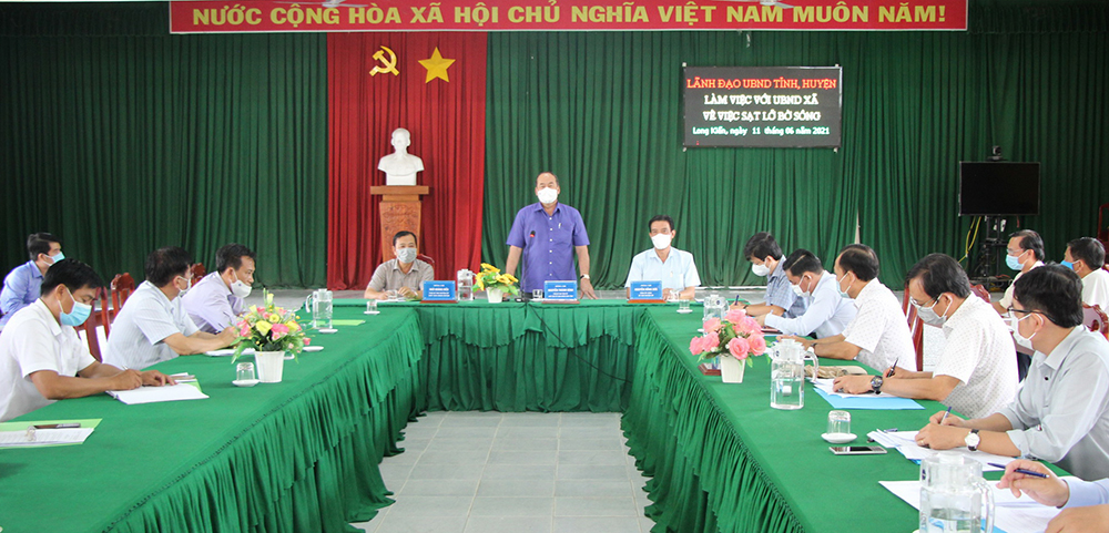 Chủ tịch UBND tỉnh An Giang Nguyễn Thanh Bình khảo sát, chỉ đạo xử lý khắc phục sạt lở Tỉnh lộ 946