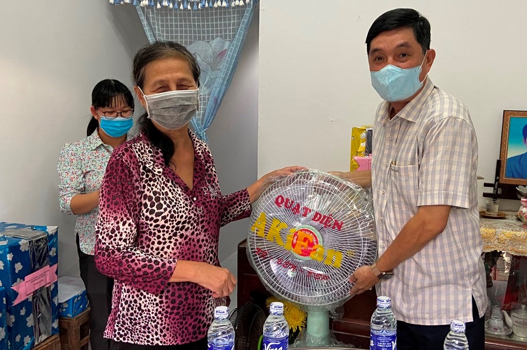 Trao nhà Đại đoàn kết cho 2 hộ cận nghèo ở phường Mỹ Phước