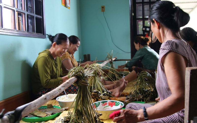 Làng bánh ú tro vào vụ Tết Đoan Ngọ