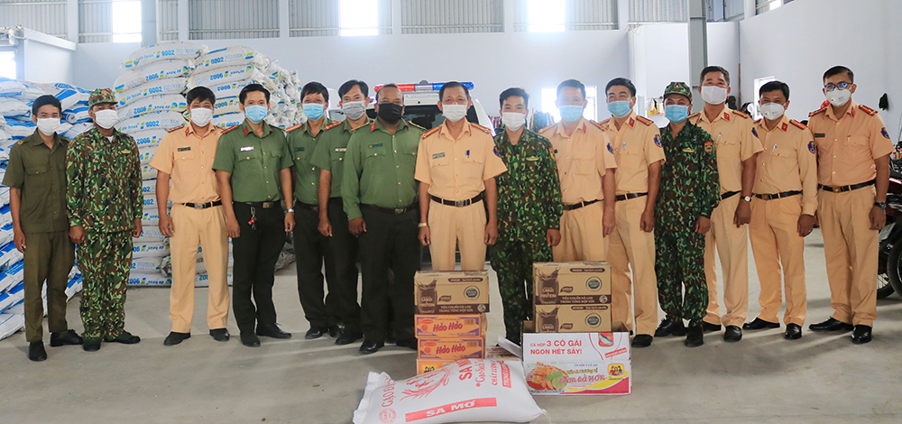 Phòng Cảnh sát Giao thông đường bộ Công an tỉnh An Giang tặng quà các chốt phòng, chống dịch bệnh COVID-19