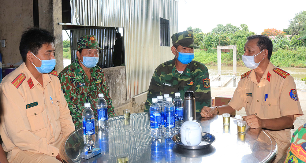 Phòng Cảnh sát Giao thông đường bộ Công an tỉnh An Giang tặng quà các chốt phòng, chống dịch bệnh COVID-19