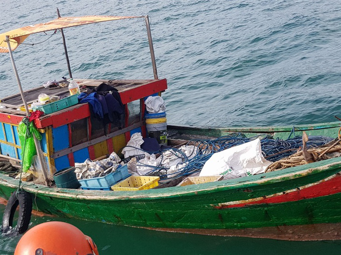 3 ngư dân bất ngờ phát hiện "kho báu" kim loại dưới đáy biển Quảng Bình