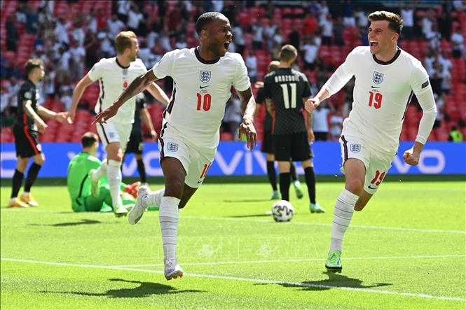 Sterling lập công giúp Anh vượt qua Croatia