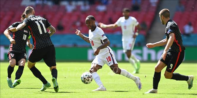 Sterling lập công giúp Anh vượt qua Croatia