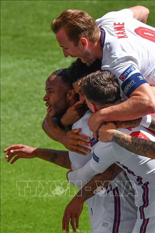 Sterling lập công giúp Anh vượt qua Croatia