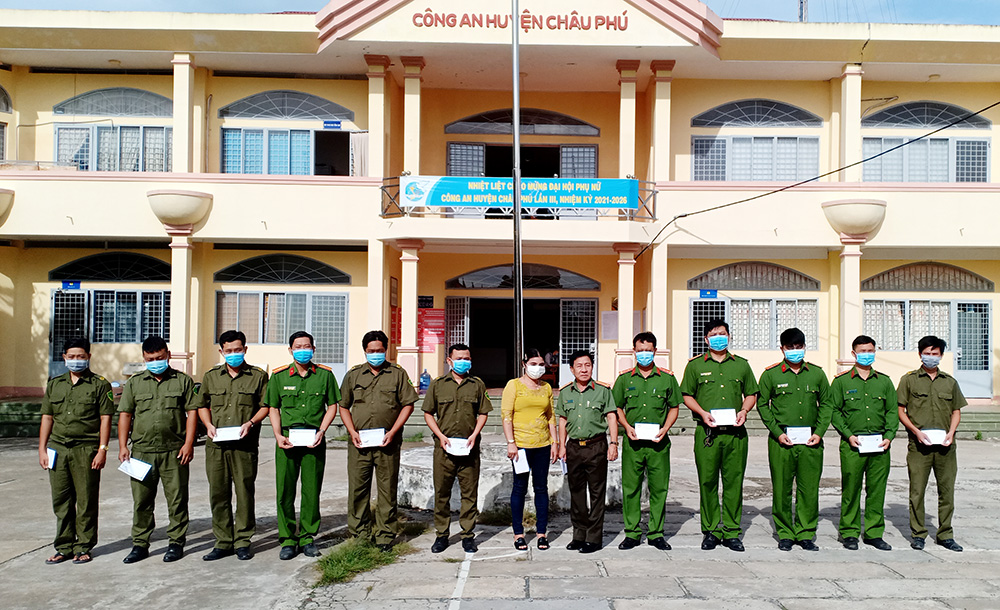 Công an Châu Phú tặng quà động viên cán bộ, chiến sĩ tăng cường hỗ trợ công tác phòng, chống dịch