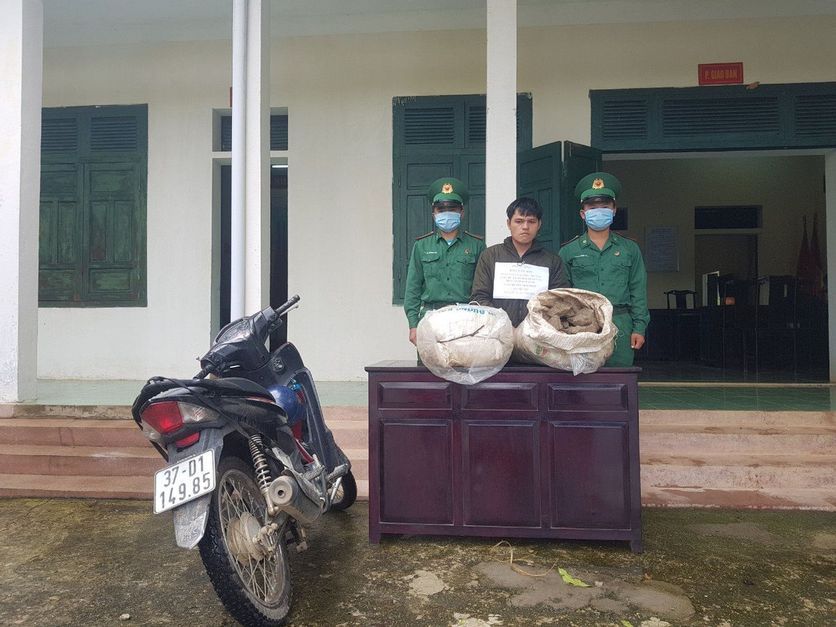 Bắt đối tượng vận chuyển trái phép 100kg thuốc bom