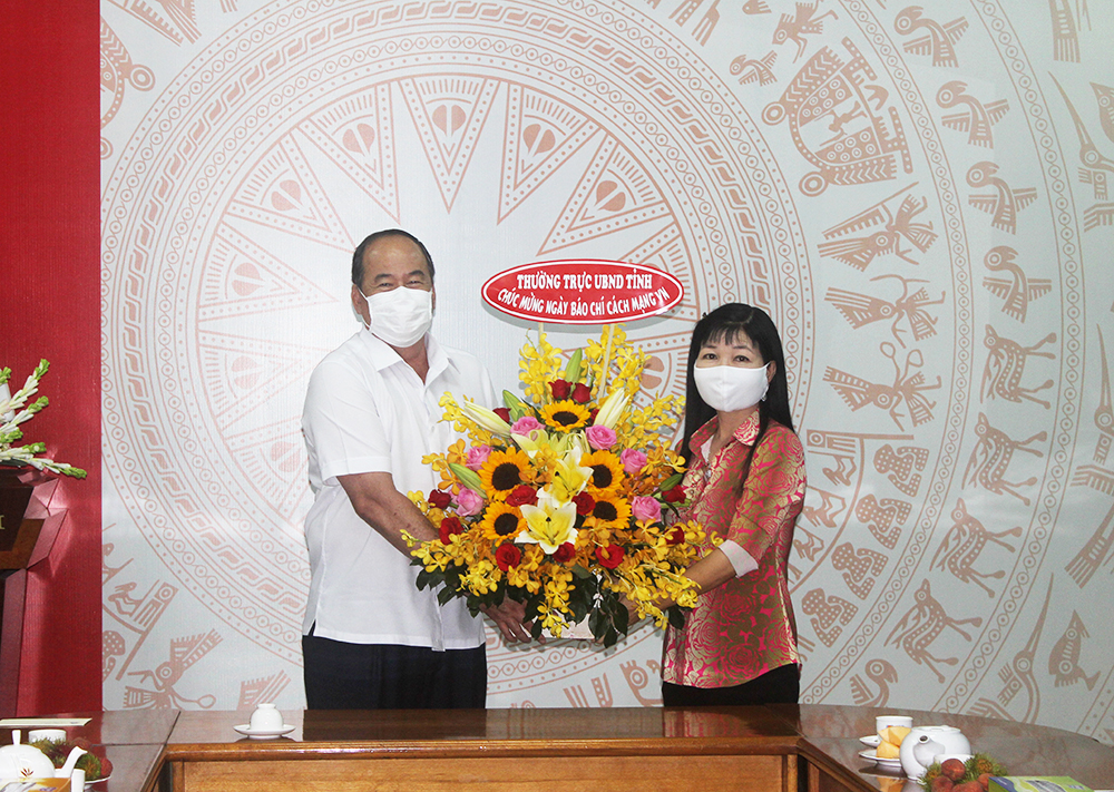 Chủ tịch UBND tỉnh An Giang Nguyễn Thanh Bình thăm, chúc mừng Ban Tuyên giáo Tỉnh ủy, Sở Thông tin và Truyền thông nhân dịp kỷ niệm 96 năm ngày Báo chí Cách mạng Việt Nam