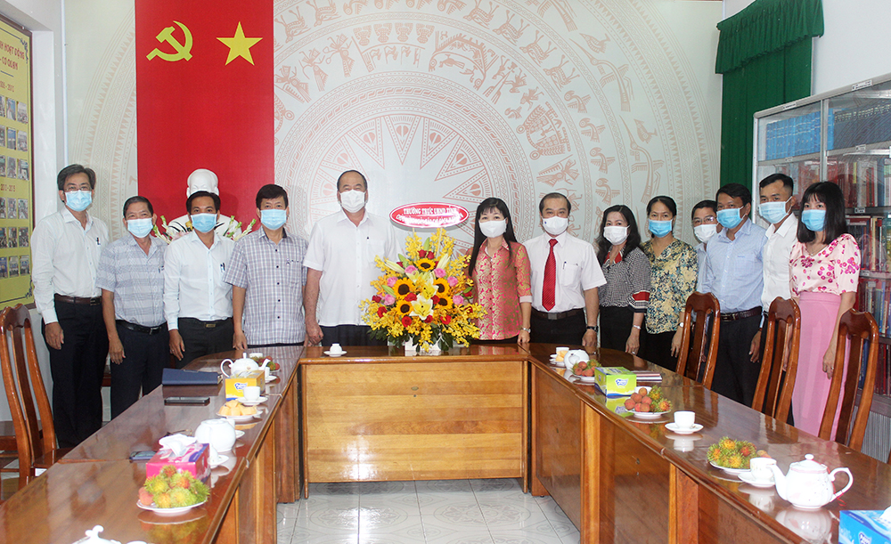 Chủ tịch UBND tỉnh An Giang Nguyễn Thanh Bình thăm, chúc mừng Ban Tuyên giáo Tỉnh ủy, Sở Thông tin và Truyền thông nhân dịp kỷ niệm 96 năm ngày Báo chí Cách mạng Việt Nam