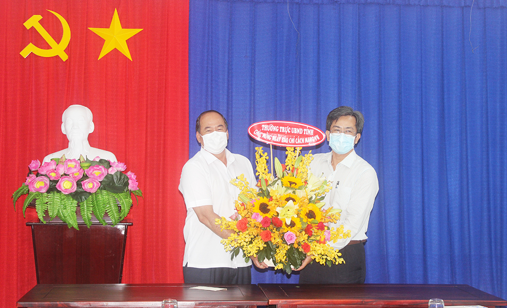 Chủ tịch UBND tỉnh An Giang Nguyễn Thanh Bình thăm, chúc mừng Ban Tuyên giáo Tỉnh ủy, Sở Thông tin và Truyền thông nhân dịp kỷ niệm 96 năm ngày Báo chí Cách mạng Việt Nam