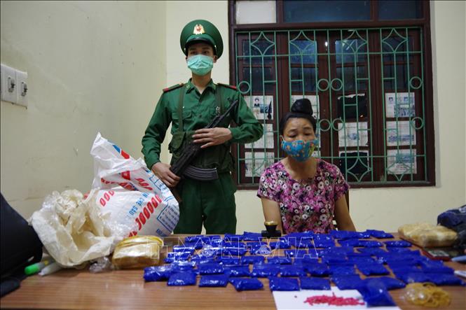 Phát hiện đối tượng nữ 'ngụy trang' 12.000 viên ma túy tổng hợp trong bao gạo