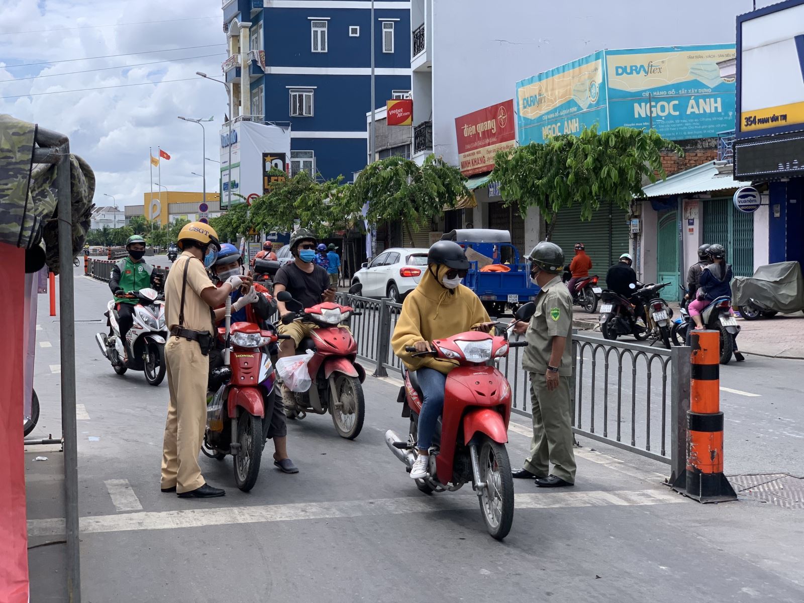 TP Hồ Chí Minh tiếp tục giãn cách xã hội thêm 14 ngày theo Chỉ thị 15
