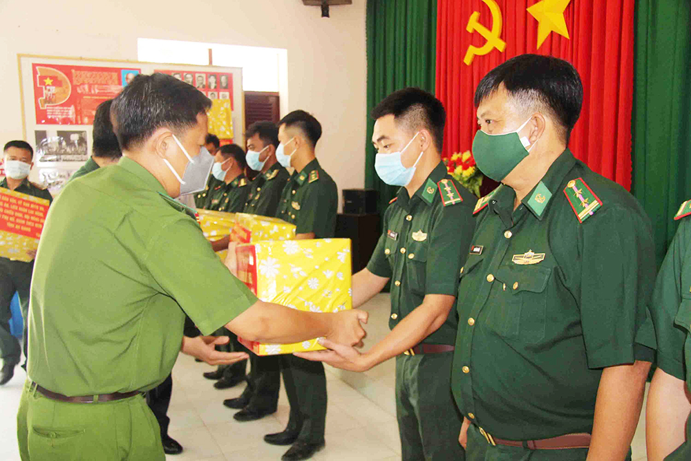 Tân Châu vừa chống dịch, vừa giúp đỡ hộ nghèo