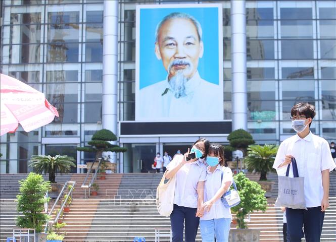 Khoảng 8.000 học sinh Hà Nội thi vào lớp 10 chuyên và song bằng